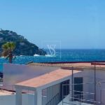 Venta amplio piso en edificio en primera linea de playa con vistas laterales al mar en La Herradura