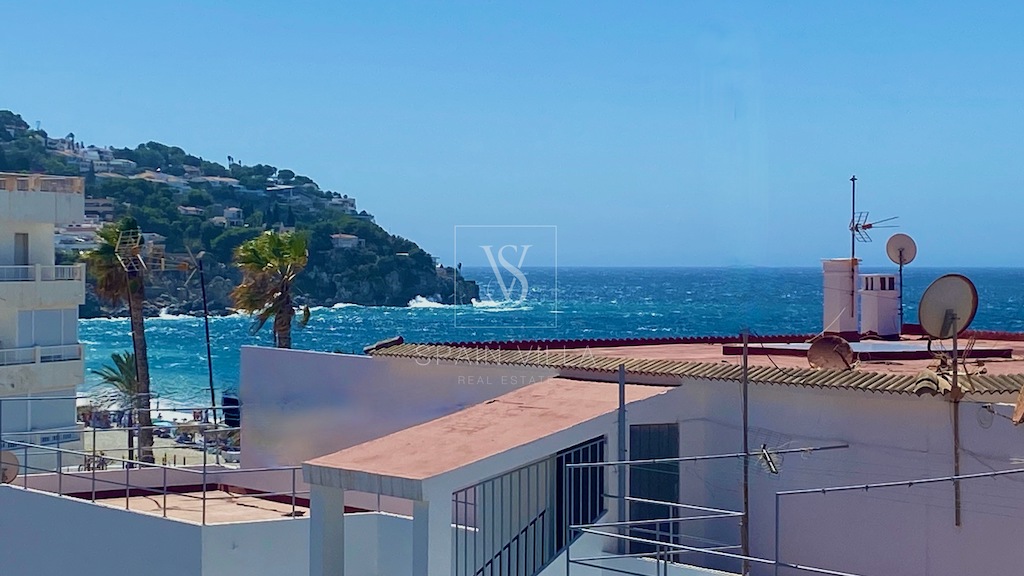 Venta amplio piso en edificio en primera linea de playa con vistas laterales al mar en La Herradura