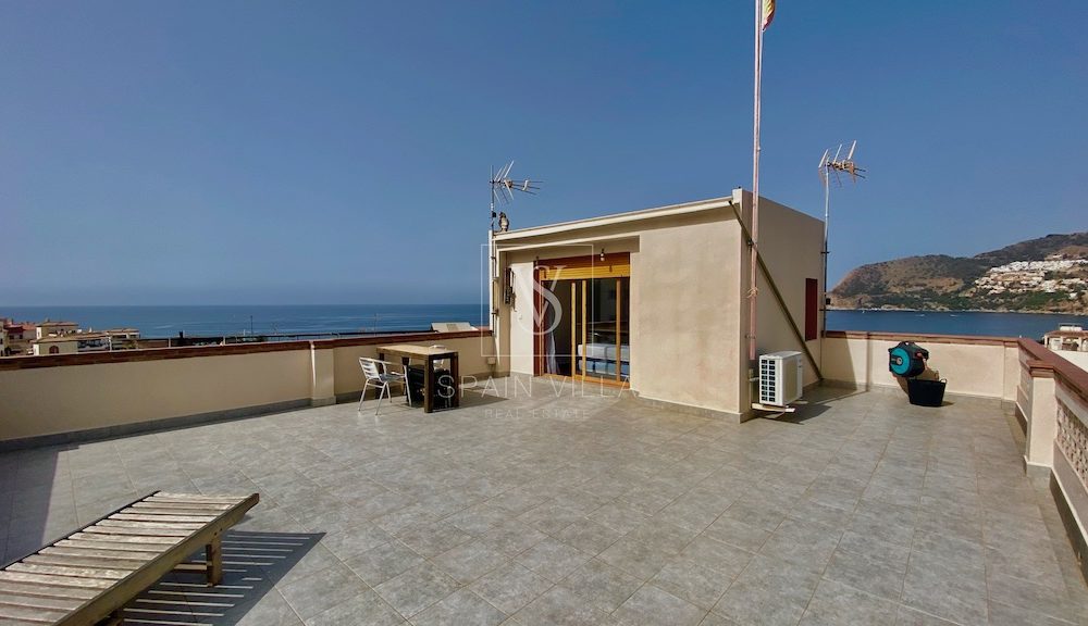 Grande maison de village rénovée avec une terrasse impressionnante offrant une vue sur la mer, à vendre