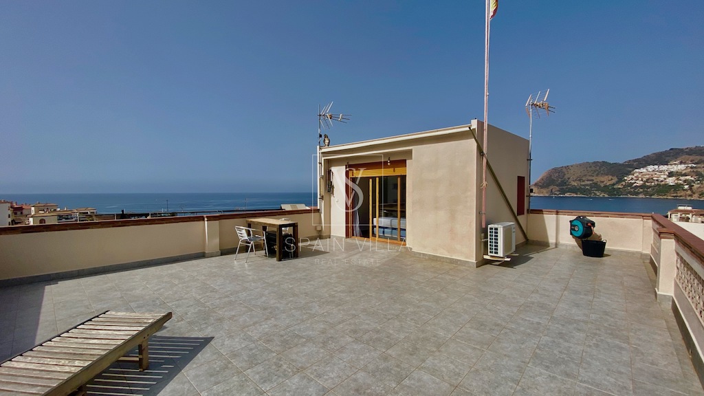 Amplia casa de pueblo reformada con impresionante terraza con vistas al mar en venta